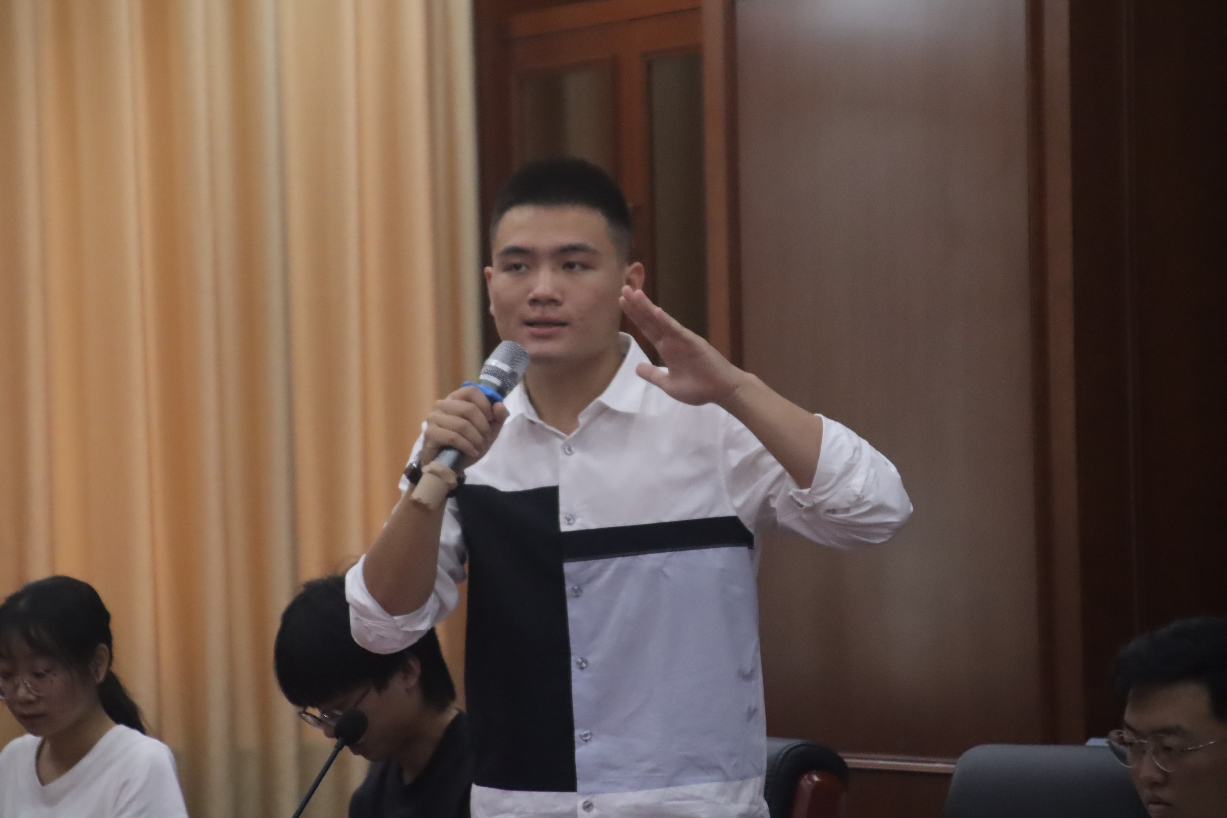 我校开展文学名家写海南活动第三季 “南海轻唤”纪行文学分享会