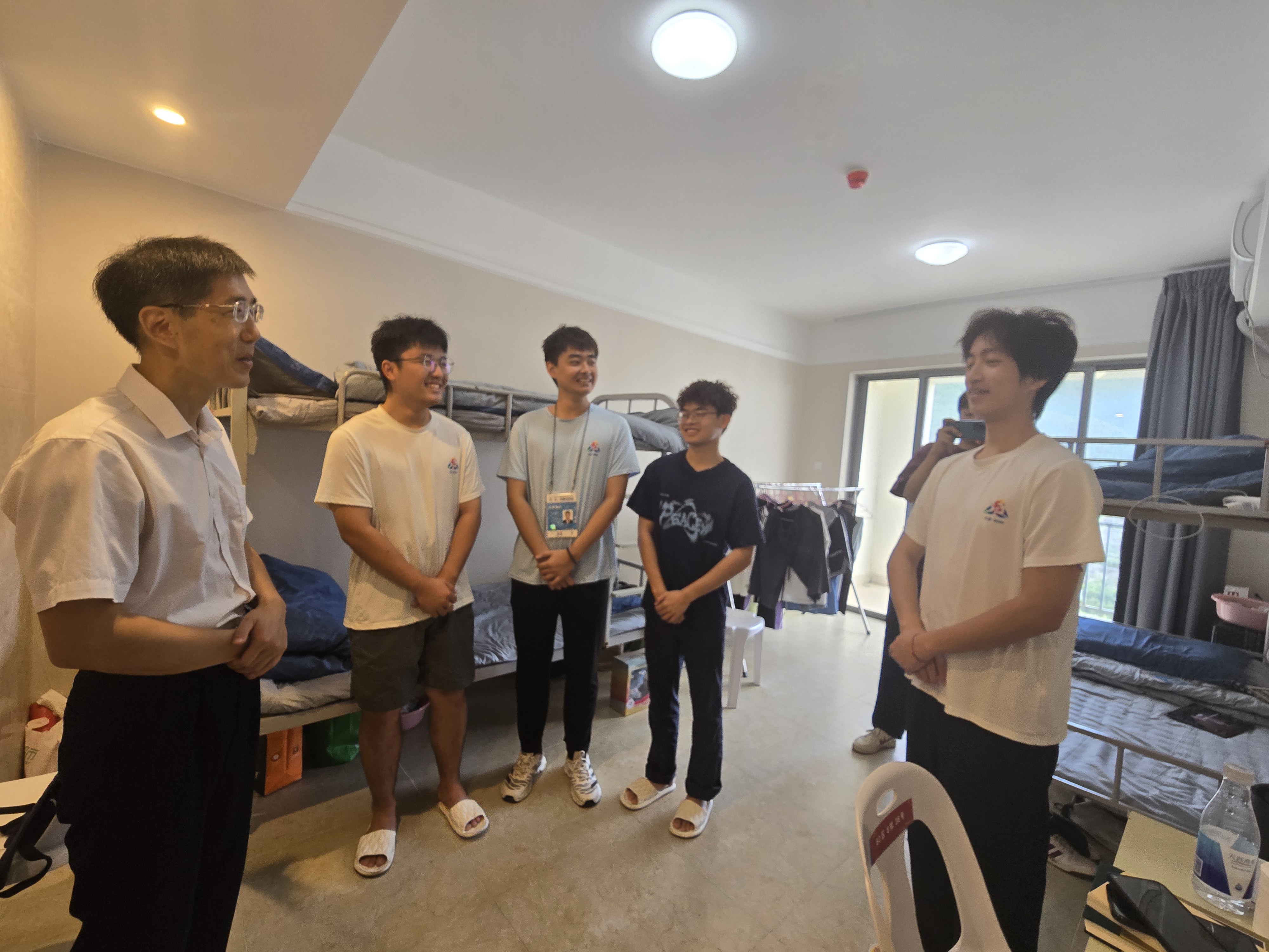 陈相松校长看望慰问我校参与第十二届民运会开闭幕式学生群众演员