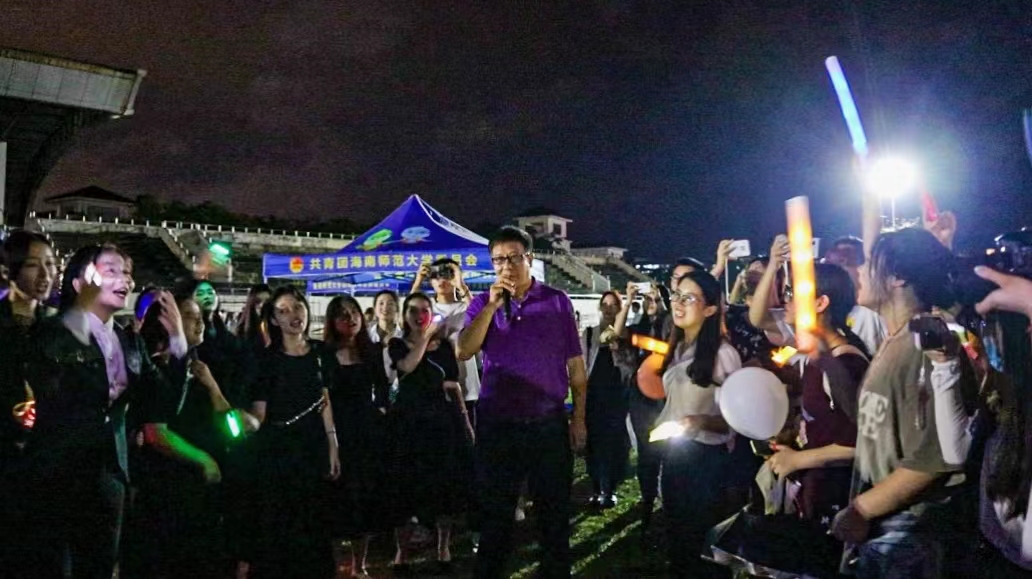 我校顺利举办“橘色天际线”草坪音乐会