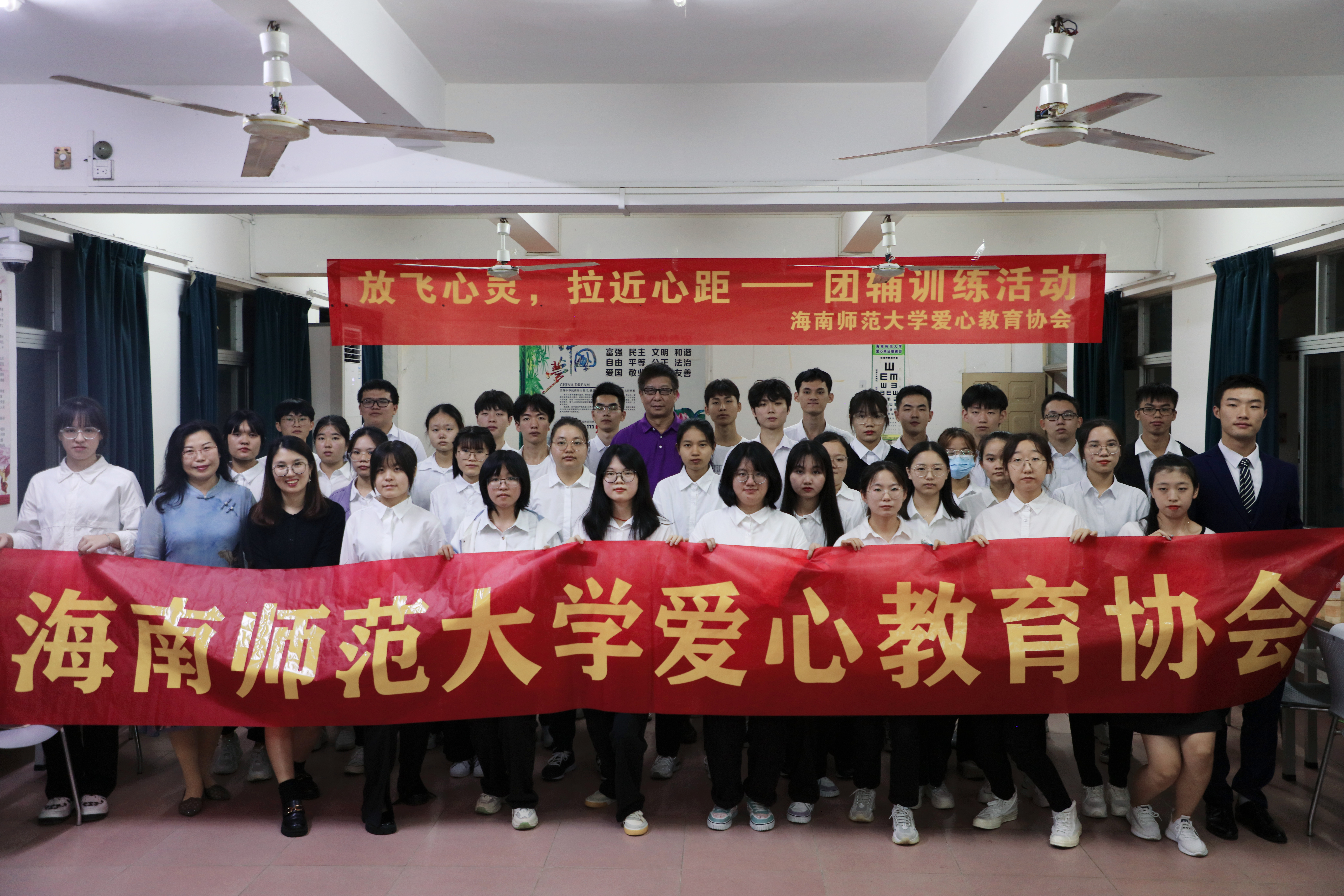 学校副校长陈险峰参加学生社团活动