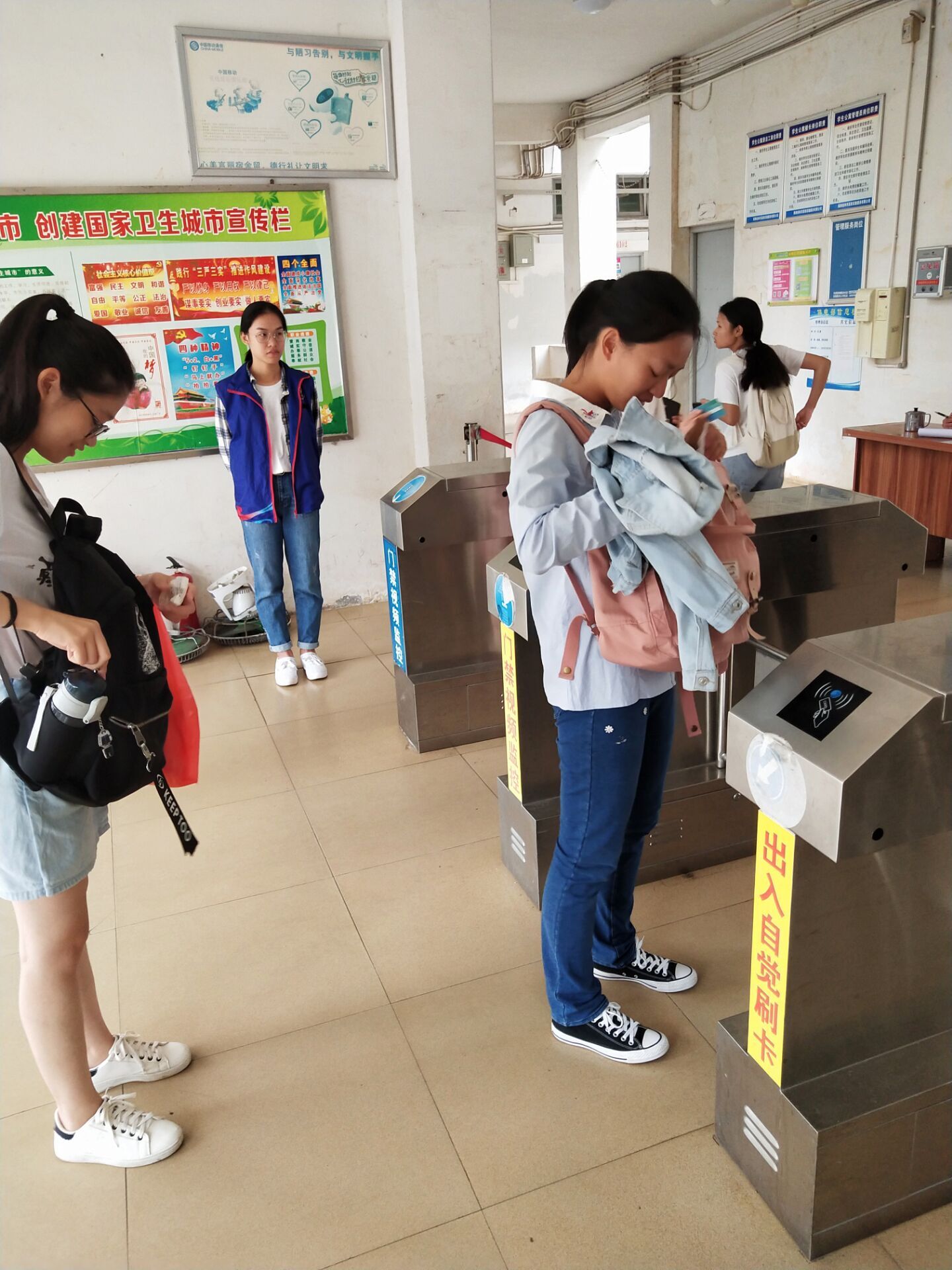 青年之声·教育与心理学院开展宿舍门禁监督活动