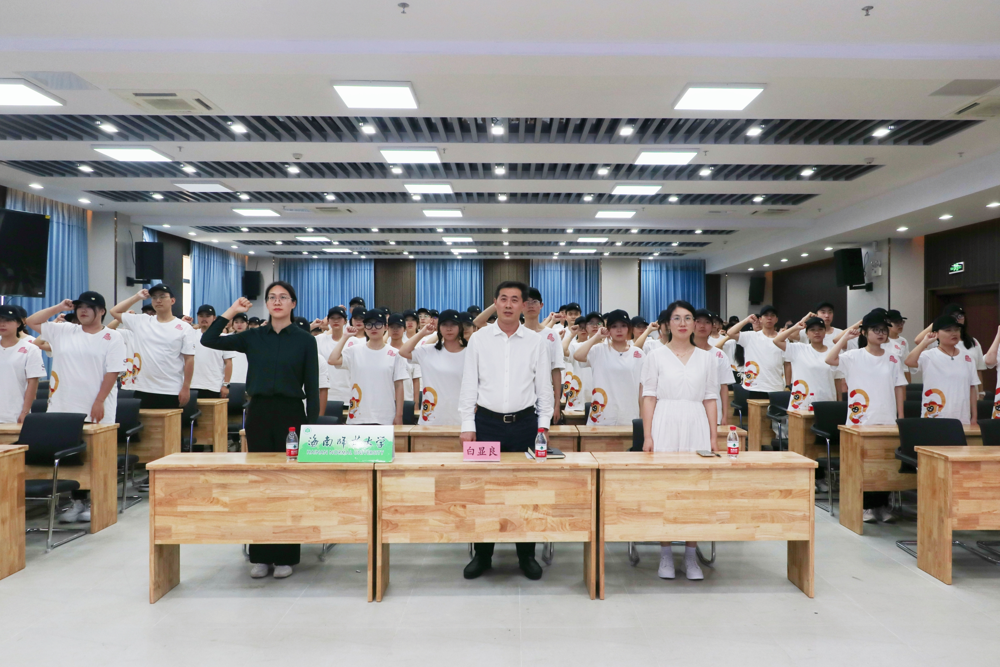 我校197名志愿者参加第三届中国国际消费品博览会志愿者誓师大会