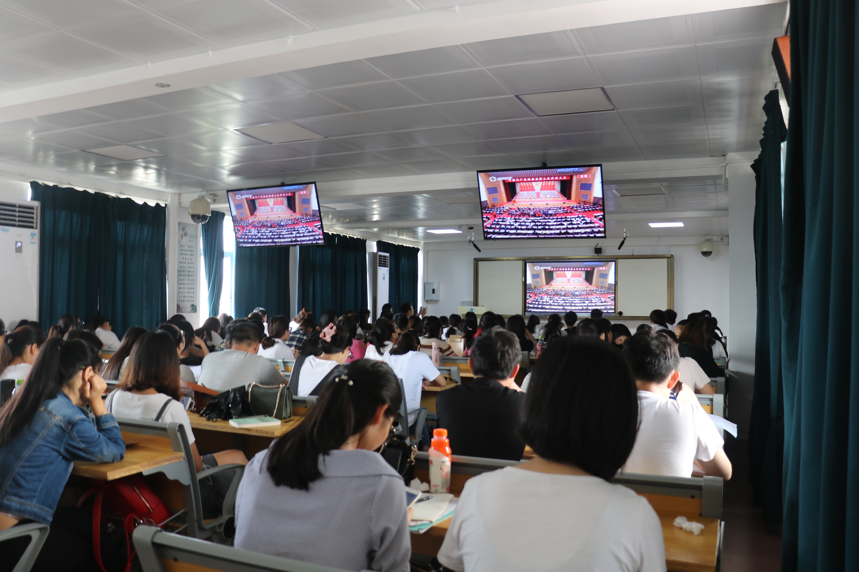 青年之声·我校团委组织师生收看海南省第七次党代会开幕会直播
