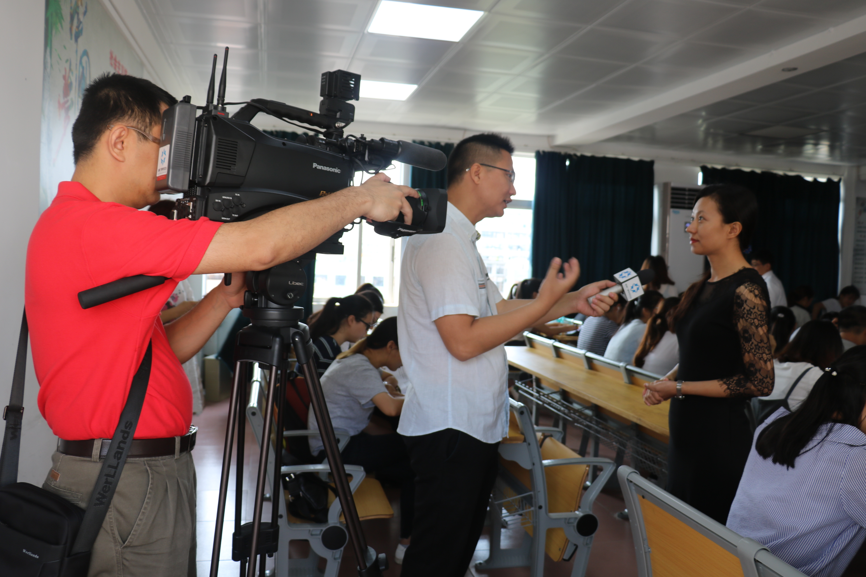 青年之声·我校团委组织师生收看海南省第七次党代会开幕会直播