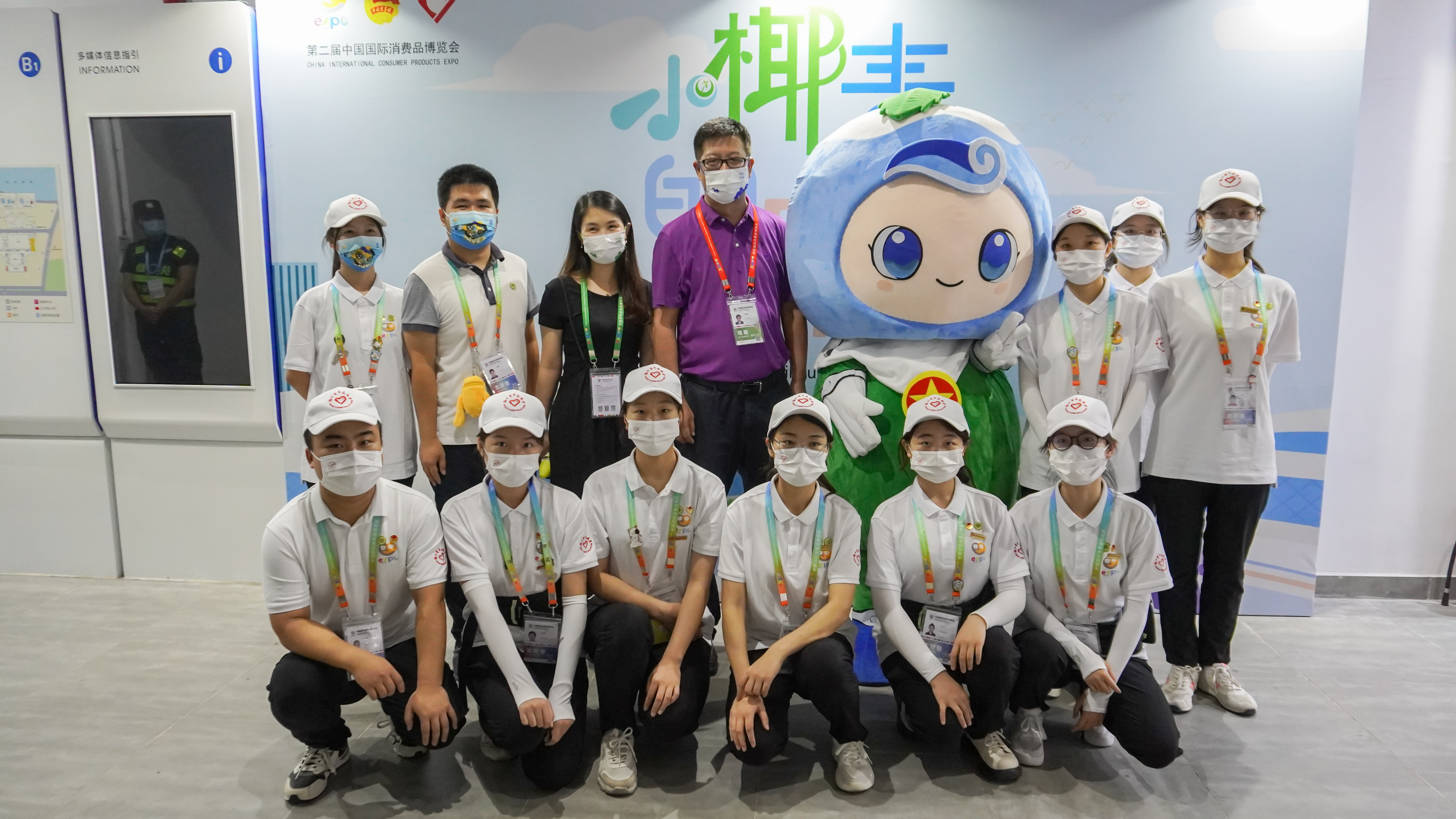 学校副校长陈险峰慰问我校消博会志愿者