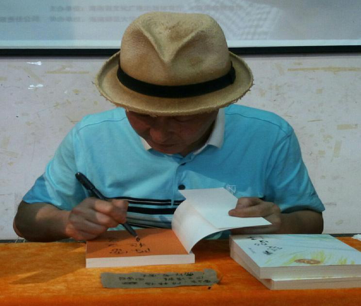 当代著名作家何立伟来我校做读书报告会