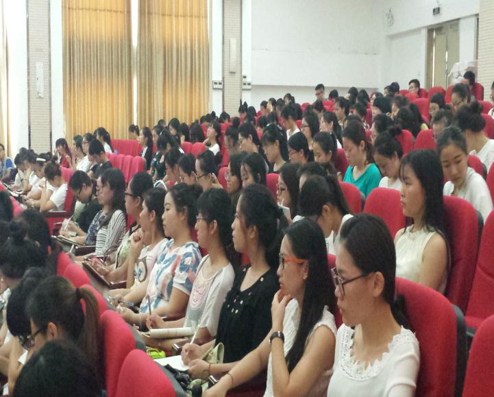 当代著名作家何立伟来我校做读书报告会